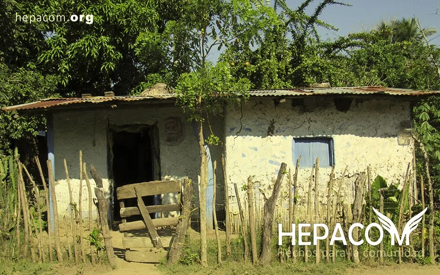 La casa de la familia antes de la intervención de Hepacom: paredes deterioradas