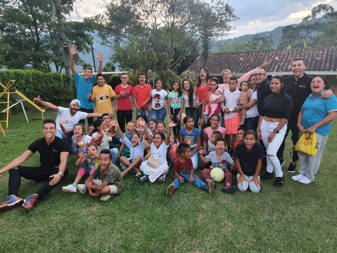Foto grupal de una jornada comunitaria de Hepacom