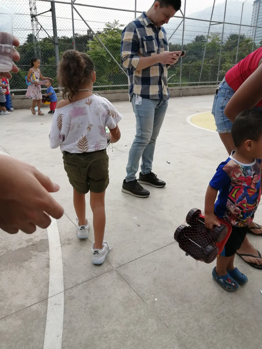 Delivery of donations and aid to families by Hepacom