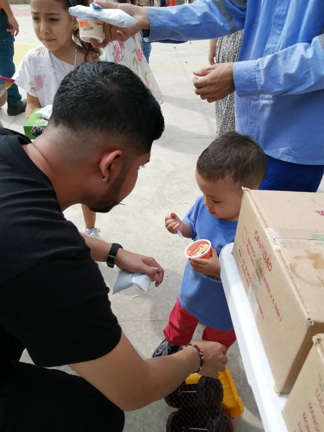Delivery of donations and aid to families by Hepacom