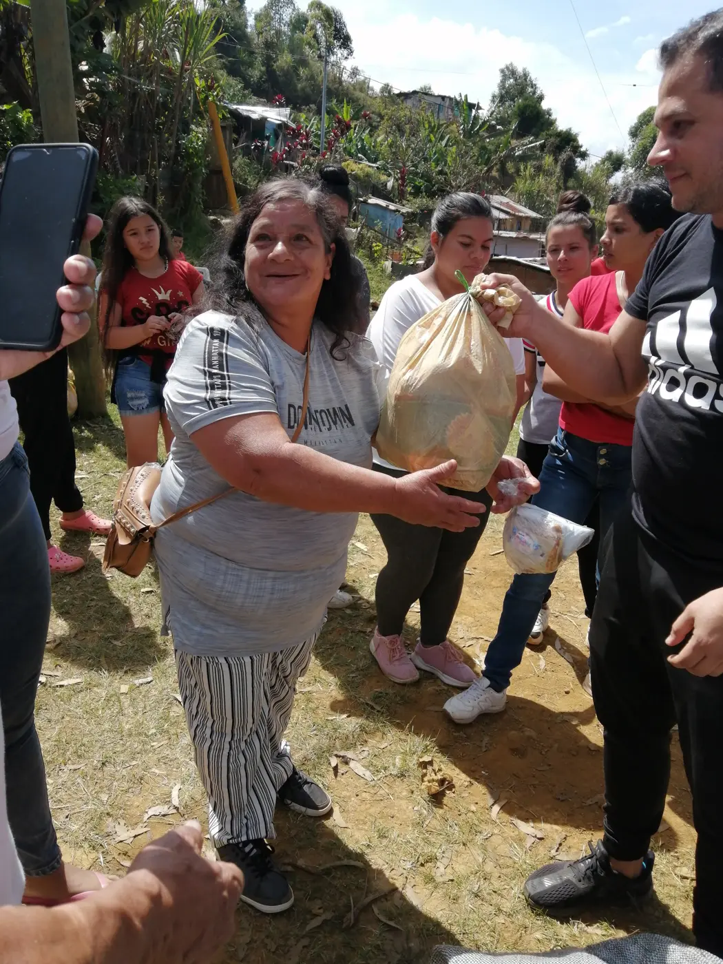 Delivery of donations and aid to families by Hepacom