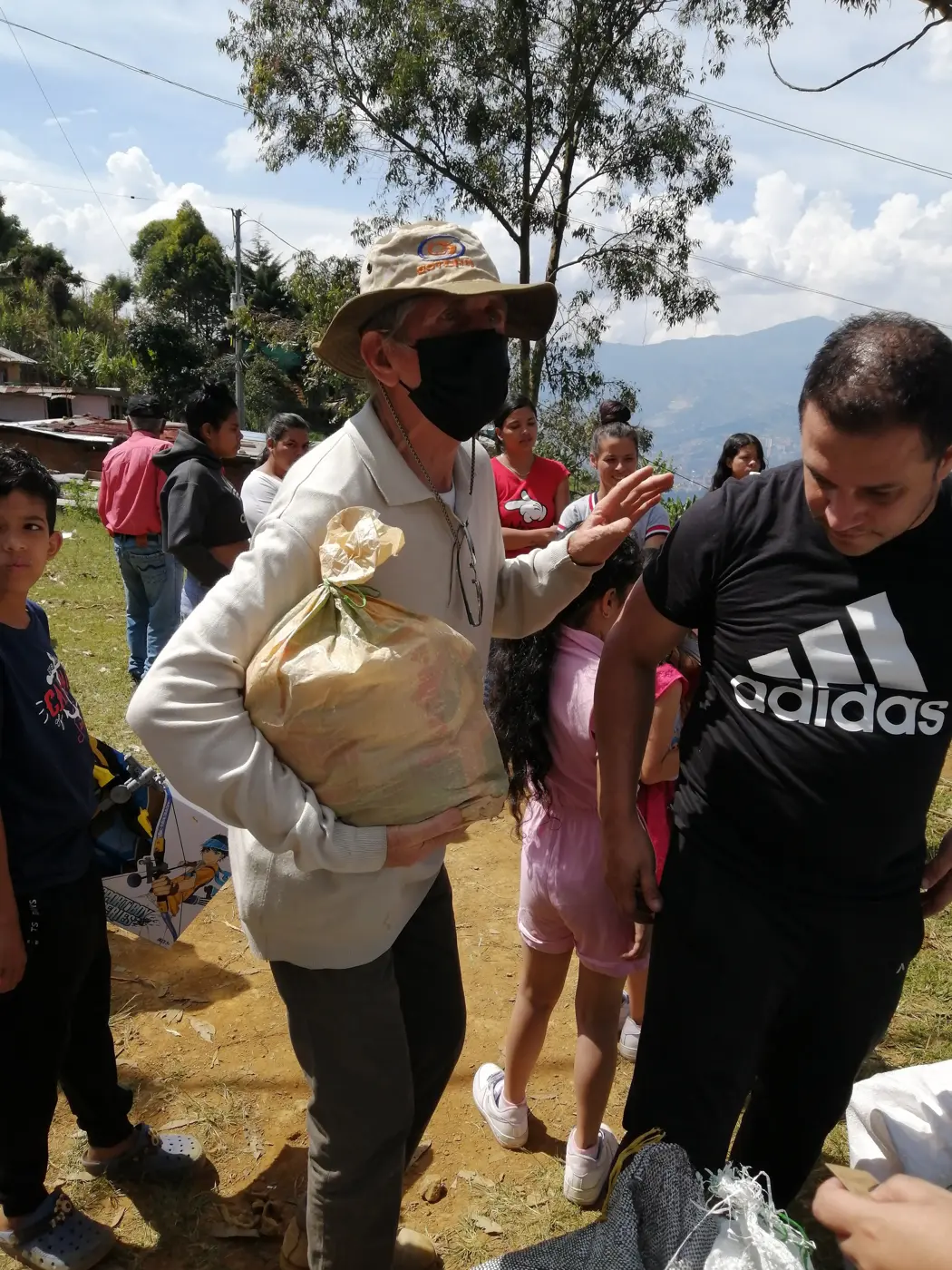 Delivery of donations and aid to families by Hepacom