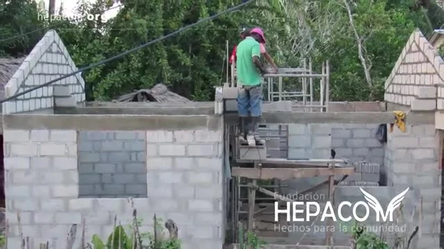 Raising the block walls of the new house