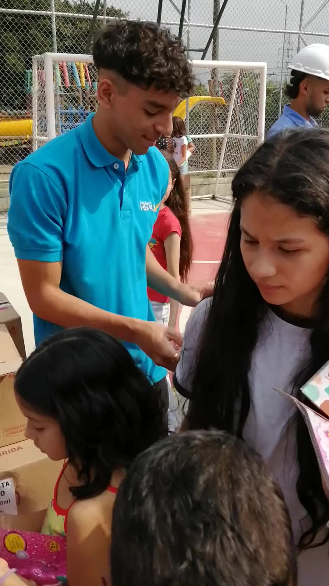 Entrega de regalos de navidad a niños de la comunidad por la Fundación Hepacom